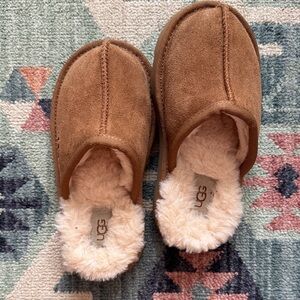 UGG Kids Tan Slippers with Cream Lining size 10 never work